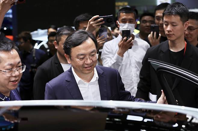 지난해 4월 중국 베이징에서 열린 2024 베이징 국제 자동차 전시회(오토 차이나 2024)에서 왕촨푸가 BYD 회장이 모습을 드러내고 있다. [게티이미지]