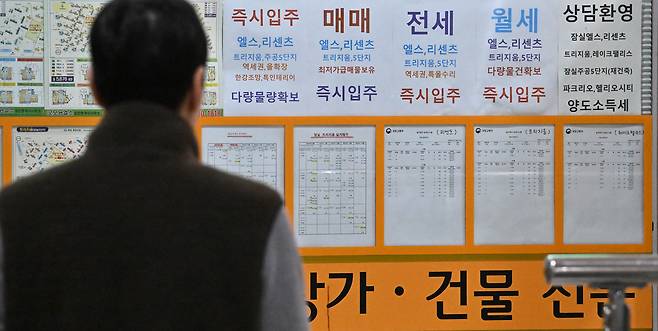 서울 송파구의 한 아파트 상가 내 부동산에 3월 기준 아파트 거래가격 현황 자료가 부착되어 있다. 임세준 기자