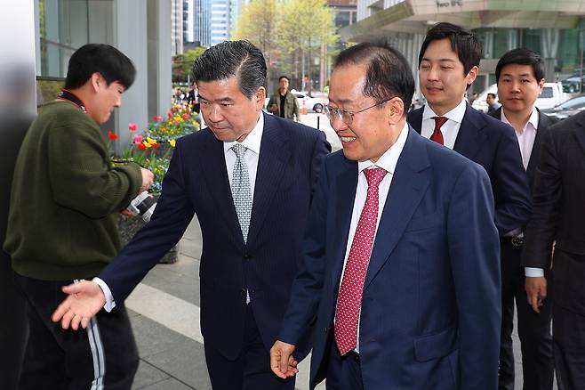 국민의힘 홍준표 대선 경선 후보(오른쪽)가 21일 서울 영등포구 주한미국상공회의소에서 열린 간담회에 참석하기 위해 제임스 김 주한미국상공회의소 회장과 인사 후 이동하고 있다. <연합>
