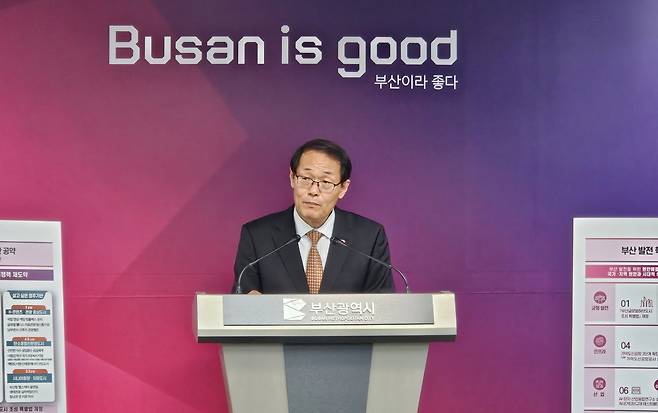 이준승 부산시 행정부시장이 21일 부산시청에서 브리핑을 열고 제21대 대통령선거 부산 지역공약을 발표하고 있다. 부산=조아서 기자
