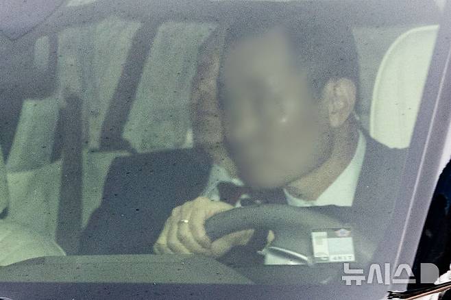 [서울=뉴시스] 김명년 기자 = 윤석열 전 대통령이 지난 14일 오전 서울 서초구 서울중앙지방법원에서 열린 내란 우두머리 혐의 1차 공판에 차량을 타고 출석하고 있다. 2025.04.14. kmn@newsis.com
