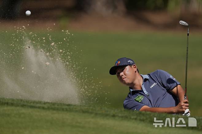 [힐턴헤드아일랜드=AP/뉴시스] 김시우가 20일(현지 시간) 미 사우스캐롤라이나주 힐턴헤드 아일랜드의 하버타운 골프링크스에서 열린 미국프로골프(PGA) 투어 RBC 헤리티지 최종 라운드 7번 홀 벙커에서 샷하고 있다. 전날 선두였던 김시우는 최종 합계 12언더파 272타 공동 8위로 대회를 마쳤다. 2025.04.21.