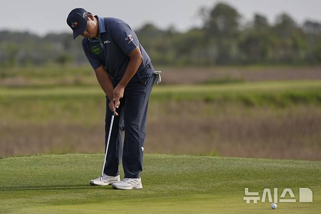 [힐턴헤드아일랜드=AP/뉴시스] 김시우가 20일(현지 시간) 미 사우스캐롤라이나주 힐턴헤드 아일랜드의 하버타운 골프링크스에서 열린 미국프로골프(PGA) 투어 RBC 헤리티지 최종 라운드 18번 홀에서 퍼트하고 있다. 전날 선두였던 김시우는 최종 합계 12언더파 272타 공동 8위로 대회를 마쳤다. 2025.04.21.