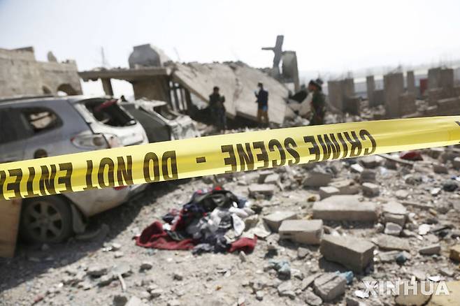 [사나=신화/뉴시스] 4월 7일(현지 시간) 예멘 사나에서 조사관들이 미군 공습으로 파괴된 주택 잔해를 조사하고 있다. 미군은 후티군의 홍해 선박 공격을 이유로 수도 사나에 공격을 계속하고 있다.  2025.04.21.