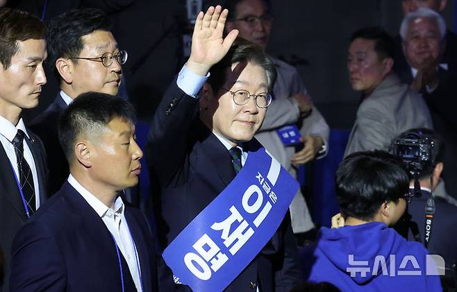 [청주=뉴시스] 조성봉 기자= 이재명 더불어민주당 대선 경선 후보가 19일 오후 충북 청주시 서원구 청주체육관에서 열린 제21대 대통령선거 후보자 선출을 위한 충청권 합동연설회에 입장하고 있다.  2025.04.19. suncho21@newsis.com