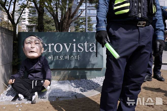 [서울=뉴시스] 최동준 기자 = 윤석열 전 대통령 퇴거 예정인 11일 서울 서초동 윤 전 대통령 사저 아크로비스타 앞에서 경찰이 경계 근무를 서고 있다. 2025.04.11. photocdj@newsis.com