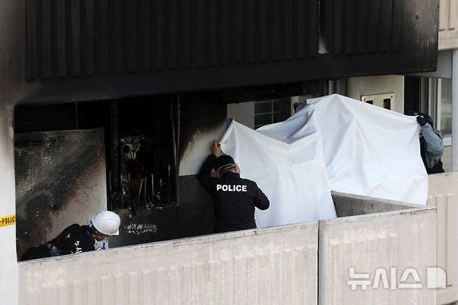 [서울=뉴시스] 홍효식 기자 = 21일 오전 서울 관악구 봉천동의 한 아파트에서 화재가 발생해 소방대원 및 과학수사대가 시신을 수습하고 있다. 2025.04.21. yesphoto@newsis.com