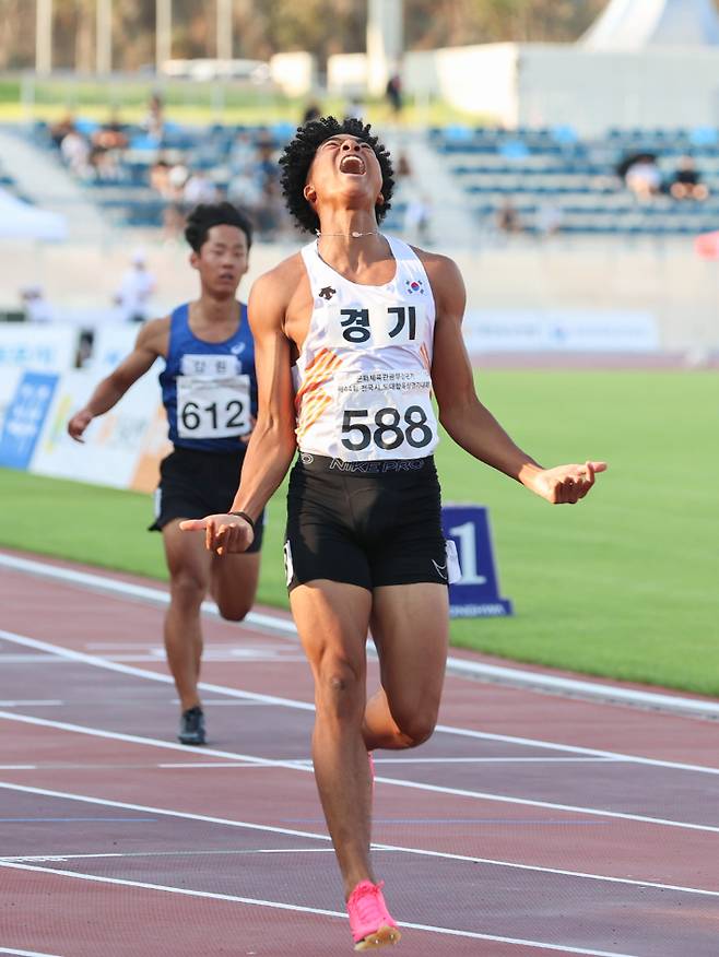 나마디 조엘진이 고등학교 때 100m에서 우승한 후 기뻐하는 모습. 대한육상연맹 제공