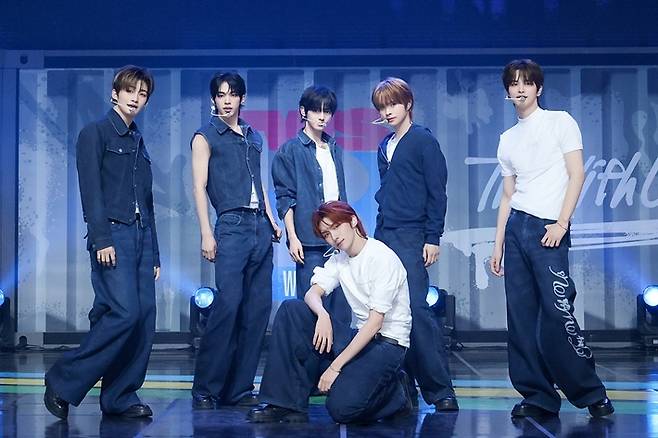 플레디스 엔터테인먼트의 신인 보이그룹 투어스가 미니 3집 '트라이 위드 어스' 쇼케이스를 21일 오후 서울 용산구 블루스퀘어 쏠트래블홀에서 열었다. 플레디스 엔터테인먼트 제공