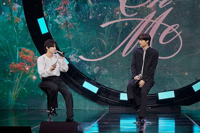 엑소 수호는 이날 쇼케이스 MC로 활약했다. 왼쪽부터 수호, 카이. SM엔터테인먼트 제공