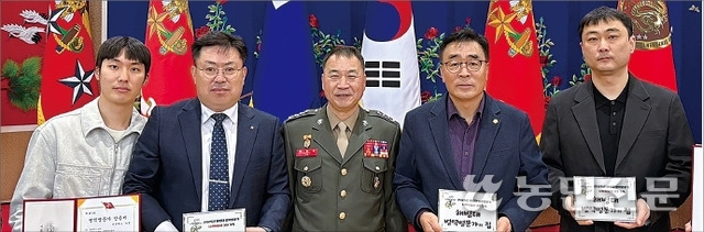 변창국 제주 제주시농협 농산물산지유통센터(APC) 장장(왼쪽 두번째부터)이 주일석 해병대사령관으로부터 받은 ‘해병대 병역명문가’ 인증패를 들어 보이고 있다.