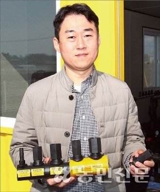 특허청장상을 받은 관수 분배기와 분배기를 배관에 연결한 샘플을 보여주는 박형석씨.