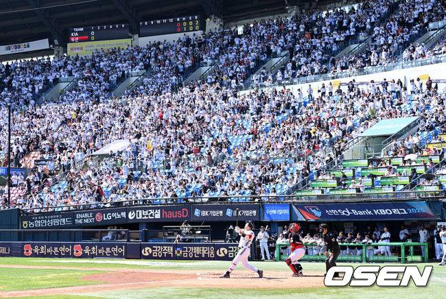 [OSEN=잠실, 이대선 기자] 20일 오후 서울 잠실야구장에서 2025 신한 SOL Bank KBO리그 두산 베어스와 KIA  타이거즈의 경기가 열렸다.두산은 잭로그, KIA는 네일을 선발 투수로 내세웠다.잠실야구장을 가득 메운 관중들이 열띤 응원을 펼치고 있다. 2025.04.20 /sunday@osen.co.kr