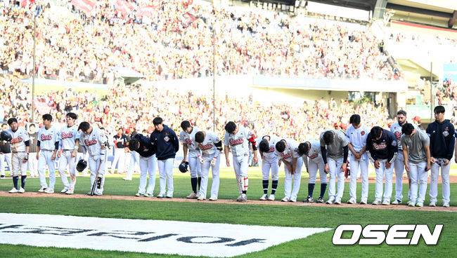 [OSEN=잠실, 이대선 기자] 챔피언이 드디어 깨어난다.&nbsp;프로야구 KIA 타이거즈는 20일 서울 잠실구장에서 열린 2025 신한 SOL뱅크 KBO리그 두산 베어스와의 시즌 3차전에서 6-2로 승리했다.&nbsp;KIA는 2연승을 달리며 주중 KT 위즈 3연전에 이어 2연속 위닝시리즈에 성공했다. 시즌 11승 12패. 반면 2연패에 빠진 두산은 9승 13패가 됐다.&nbsp;경기 종료 후 두산 선수들이 관중석을 향해 인사를 하고 있다. 2025.04.20