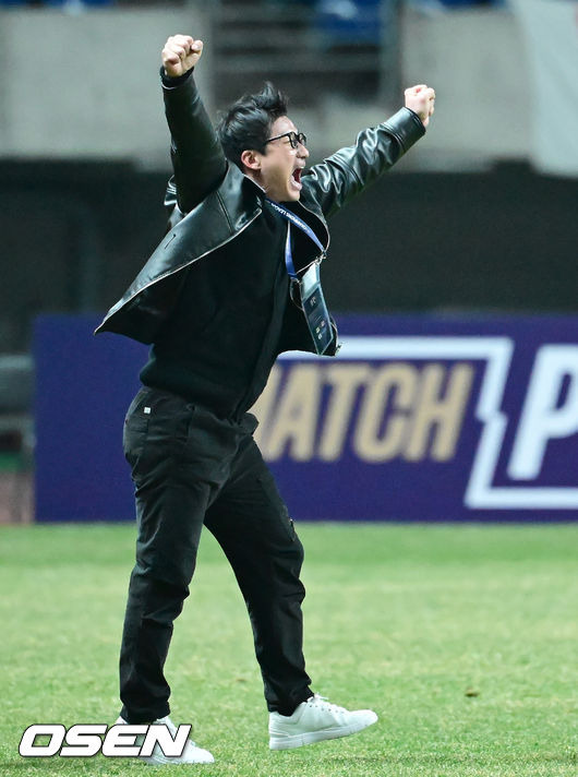 [OSEN=광주, 김성락 기자] 기적의 극장골이 터진 광주FC가 K리그의 마지막 자존심을 지켰다. 광주FC는 12일 광주월드컵경기장에서 개최된 ‘2025 아시아챔피언스리그엘리트 16강 2차전’에서 비셀고베를 3-0으로 이겼다. 지난 5일 고베원정에서 0-2로 패했던 광주는 합산 스코어 3-2로 뒤집으며 8강 진출을 확정지었다.  승리가 확정된 순간 광주 이정효 감독이 기뻐하고 있다. 2025.03.12 / ksl0919@osen.co.kr