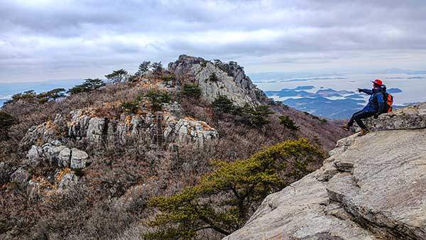 8봉 적취봉에서 바라본 7봉 칠성봉, 멀리 여자만이 보인다.