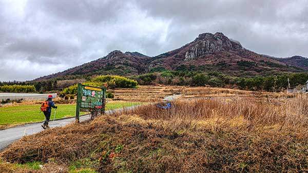 신선봉으로 가는 초입은 '강산愛' 펜션에서 시작한다.