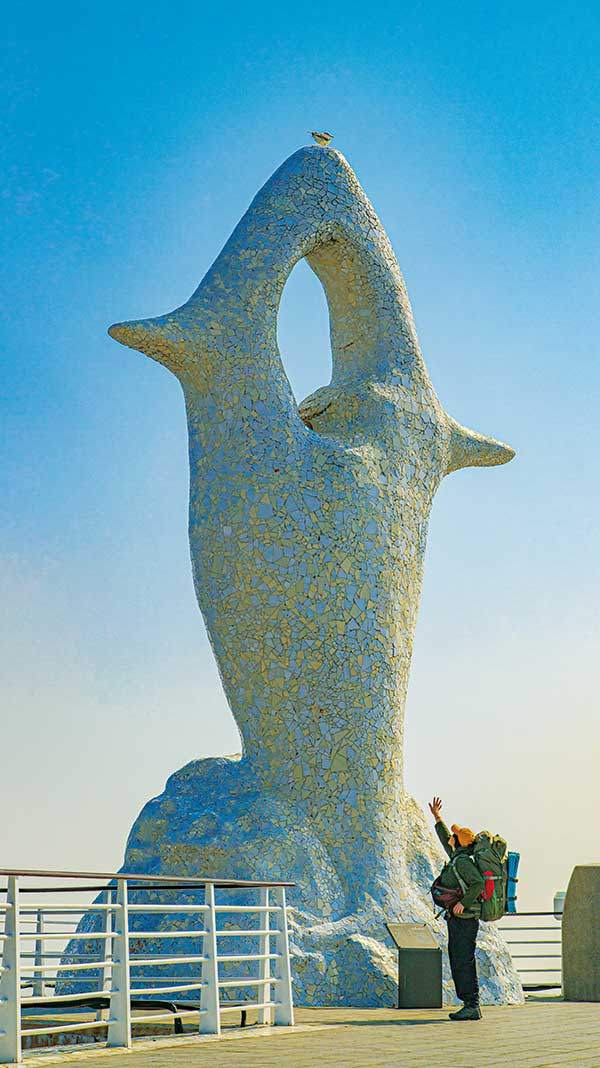 강동누리길에는&nbsp;재미있는 조형물들이 많다. 문무왕과 관련된 것부터&nbsp;이 지역 해녀에 관한 것까지&nbsp;각 조형물마다 이야기를 품고 있어 걷는 길이 지루하지 않다.