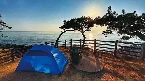 울산 강동누리길을 걷다가 나오는 금실정에서 하루 묵었다.&nbsp;절벽 아래서 들리는 파도 소리가 음악 선율 같았다.&nbsp;