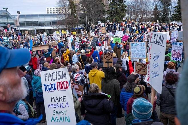 미국 전역에서 주말 사이 도널드 트럼프 대통령 정책에 항의하는 시위가 이어졌다.&nbsp;AP통신