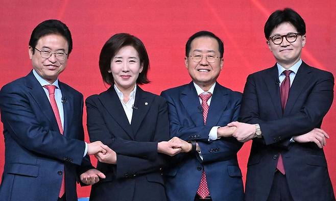 20일 서울 강서구 ASSA아트홀에서 열린 국민의힘 제21대 대통령 후보자 1차 경선 조별 토론회에서 B조 후보들이 시작 전 기념 촬영을 하고 있다. 왼쪽부터 이철우·나경원·홍준표·한동훈 후보. 국회사진기자단