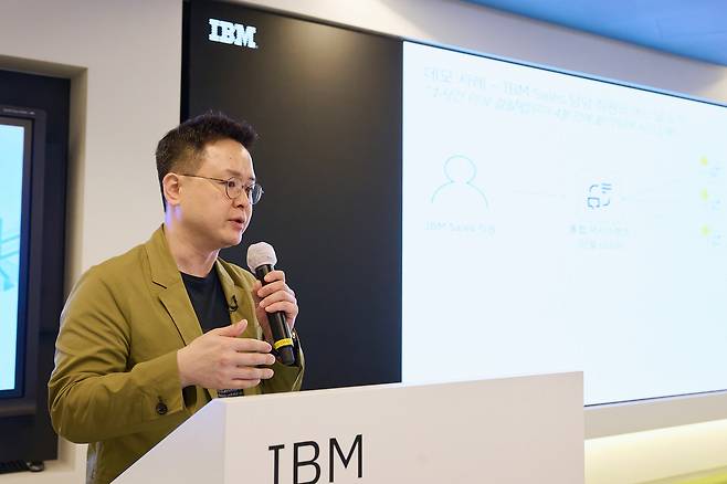 한국IBM 클라이언트 엔지니어링 총괄 김지관 상무가 21일 오전 서울 여의도 IBM 이노베이션 스튜디오에서 열린 ‘기업을 위한 에이전틱 AI’ 기자간담회에서 기업을 위한 에이전틱 AI ‘왓슨x 오케스트레이트’를 시연하고 있다. 한국IBM 제공