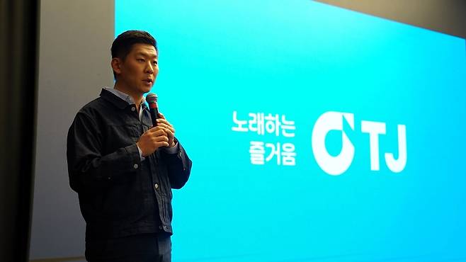 지난 18일 서울 마포구 스탠포드호텔에서 열린 TJ미디어 창립 34주년 기념식에서 윤나라 대표이사가 브랜드 전략을 소개하고 있다. TJ미디어 제공