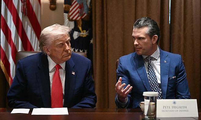 피트 헤그세스 미국 국방장관이 지난&nbsp;17일 워싱턴DC&nbsp;백악관 회의실에서 조르자 멜로니 이탈리아 총리와 오찬을 하기 전 도널드 트럼프 대통령을 바라보고 있다. 헤그세스 장관이 민간 메시지 앱에서 민감한 군사 정보를 권한이 없는 사람과 공유한 의혹이 제기된 것은 이번이 두 번째이다. 워싱턴DC=AFP연합