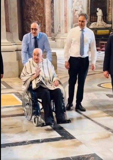 지난 10일(현지 시간) 프란치스코 교황이 성베드로 대성당을 깜짝 방문했다. 엑스 갈무리