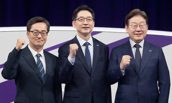 더불어민주당 대선 경선 주자인 이재명(오른쪽부터)·김경수·김동연 후보가 18일 서울 마포구 상암동 MBC에서 첫 TV토론회를 시작하기에 앞서 기념촬영 하고 있다. 국회사진기자단