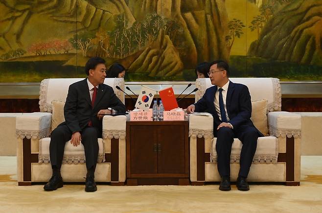 중국 즈보시를 방문해 ‘도자기 외교’를 펼치는 방세환 광주시장. 광주시 제공