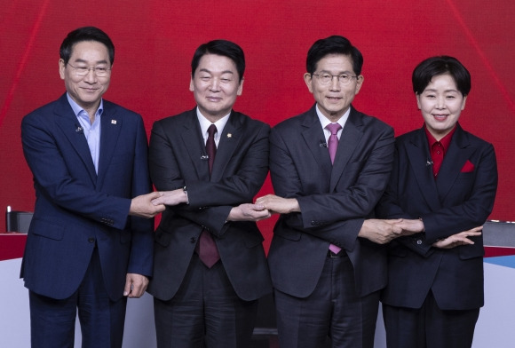 지난 19일 서울 강서구 ASSA아트홀에서 열린 국민의힘 대통령 후보자 1차 경선 A조 토론회에 참석한 후보들이 손을 잡고 기념사진을 찍고 있다. 왼쪽부터 유정복 인천시장, 안철수 의원, 김문수 전 고용노동부 장관, 양향자 전 의원. 연합뉴스