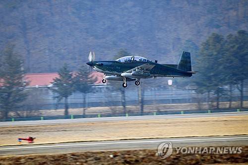 한미 공군 대대급 연합공중훈련인 ‘쌍매훈련’에 참가한 공군 8전투비행단 KA-1 공중통제공격기가 1월 21일 원주기지에서 이륙하는 장면. 연합뉴스