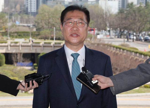 박성재 법무부 장관이 이달 10일 과천 법무부 청사로 출근하며 취재진의 질문에 답하고 있다. 헌법재판소는 이날 박 장관에 대한 국회의 탄핵소추를 기각했다. 연합뉴스