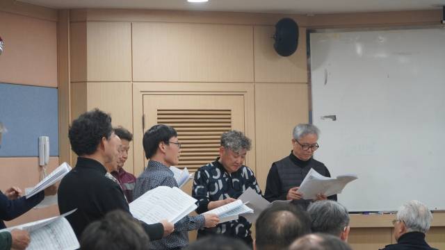 지난달 경기 과천시 과천시민회관에서 열린 청춘합창단 수업 현장. 정예지 기자