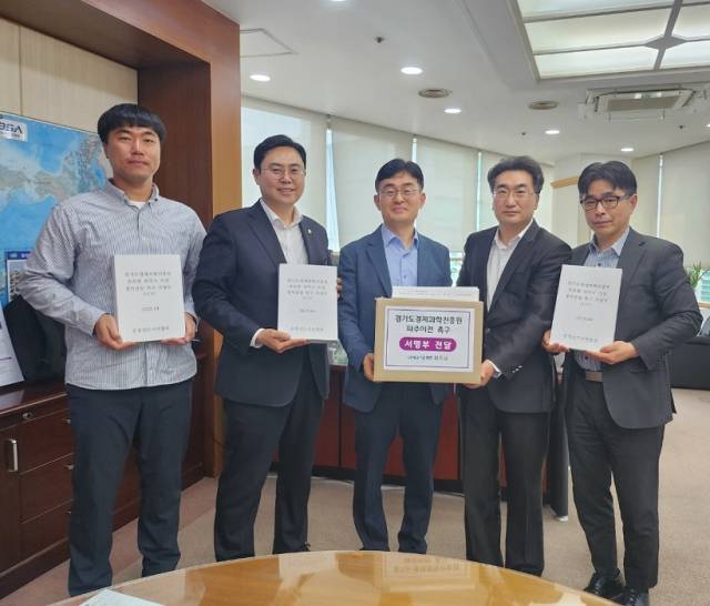 서명부 전달하는 파주시. 사진 제공=파주시