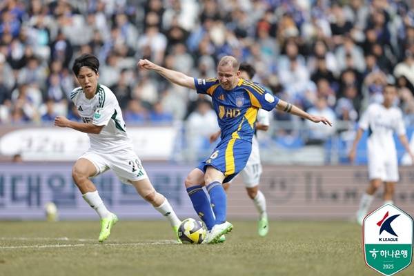 지난달 열린 K리그1 울산HD와 전북현대의 경기 장면. 사진 제공=한국프로축구연맹