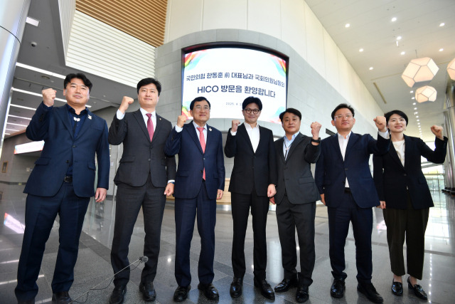 한동훈(가운데) 국민의힘 대선 예비후보가 21일 2025 아시아태평양경제협력체(APEC) 정상회의가 열리는 경북 경주시 화백컨벤션센터에서 주낙영 경주시장 등과 함께 사진 촬영을 하고 있다. 뉴스1