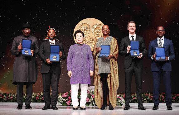 4월 11일 열린 제6회 선학평화상 시상식에서 한학자 세계평화통일가정연합 총재와 수상자들이 기념사진을 촬영하고 있다. 왼쪽부터 굿럭 조너선 전 나이지리아 대통령, 사무엘 하데메 남아프리카공화국 선지자, 한학자 총재, 완지라 마타이 세계자원연구소 아프리카 총괄 디렉터, 휴 에반스 글로벌시티즌 대표, 패트릭 아우아 아시시대 설립자 겸 총장. 세계평화통일가정연합