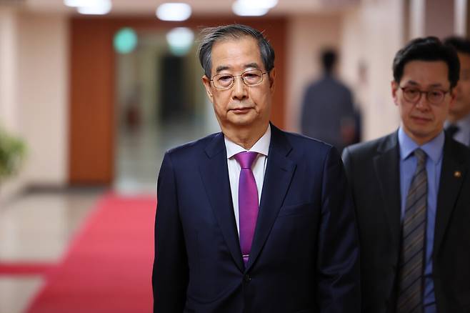 4월8일 한덕수 대통령 권한대행이 정부서울청사에서 열린 국무회의에 입장하고 있다. ⓒ연합뉴스
