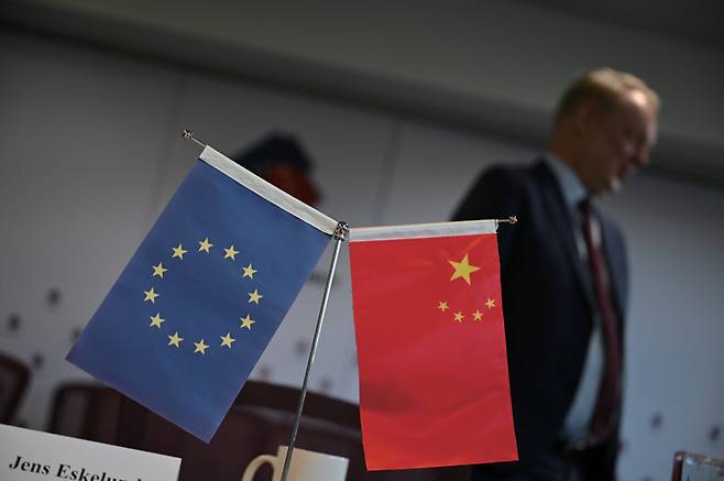중국 주재 유럽연합(EU) 상공회의소 사무실에 유럽연합 깃발과 중국 오성홍기가 나란히 걸려 있다. ⓒDPA 연합