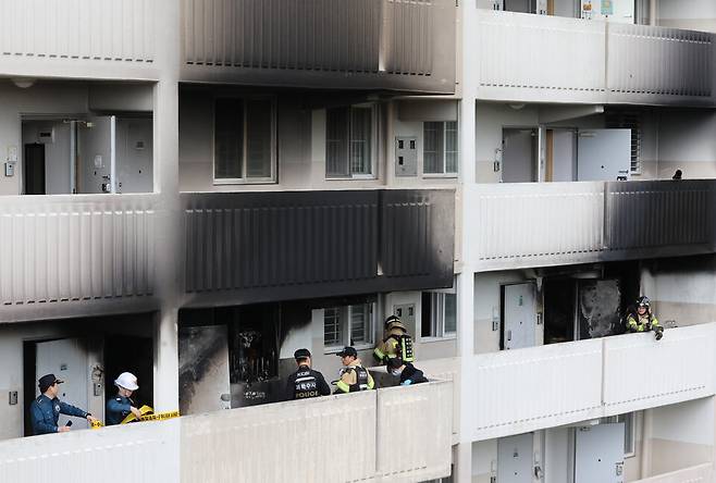 21일 화재가 발생한 서울 관악구 봉천동 한 아파트에서 과학수사대원, 소방대원, 경찰이 현장을 살펴보고 있다. ⓒ연합뉴스