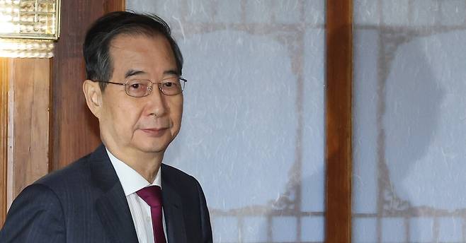 한덕수&nbsp;대통령 권한대행 국무총리가 4월14일 서울 공관에서 열린 경제안보전략 TF 회의에 입장하고 있다. ⓒ연합뉴스