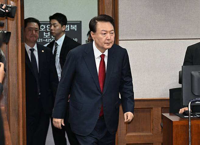윤석열 전 대통령이 4월21일 서울 서초구 서울중앙지법에서 열린 내란 우두머리 혐의 형사재판 2차 공판에 출석하고 있다. ⓒ 연합뉴스