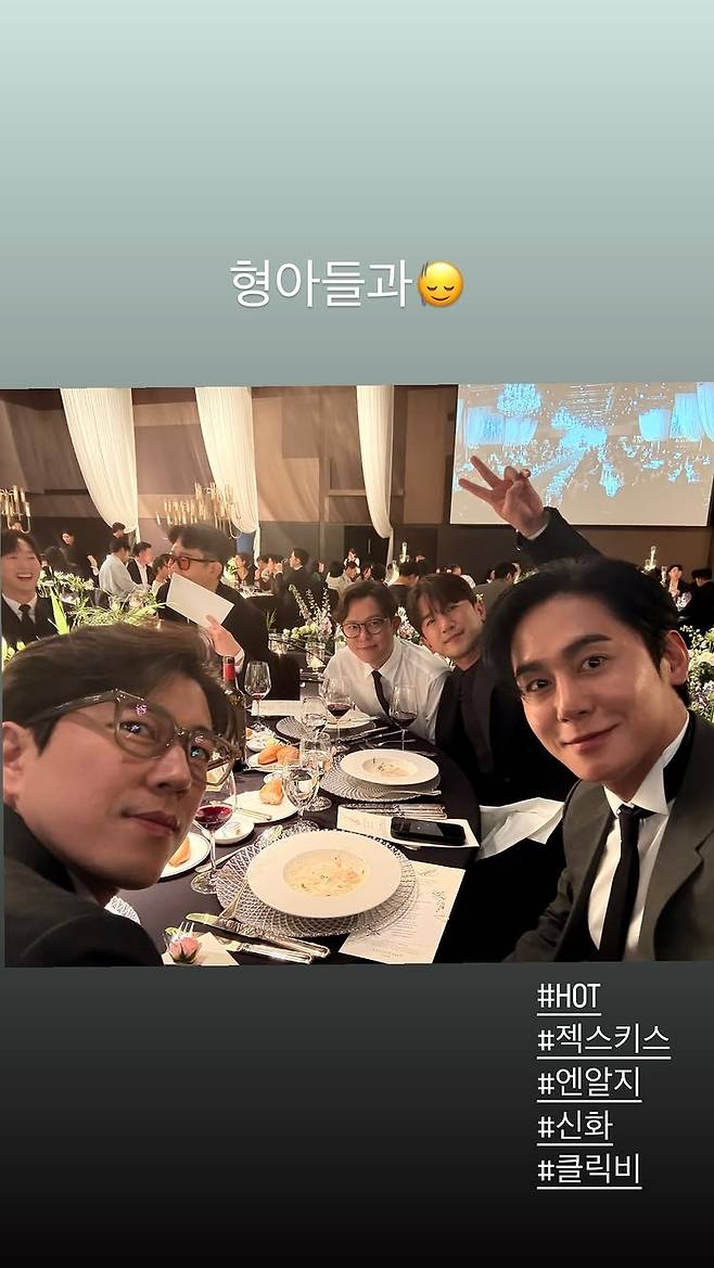 지난 20일 진행된 코요태 김종민의 결혼식에 젝스키스 출신 장수원, 클릭비 출신 김상혁, H.O.T. 출신 토니안과 장우혁, 신화의 이민우, NRG의 천명훈이 참석했다. 김상혁 인스타그램 계정