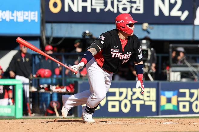 20일 잠실 두산전에서 결승타를 치는 KIA 최형우. 연합뉴스