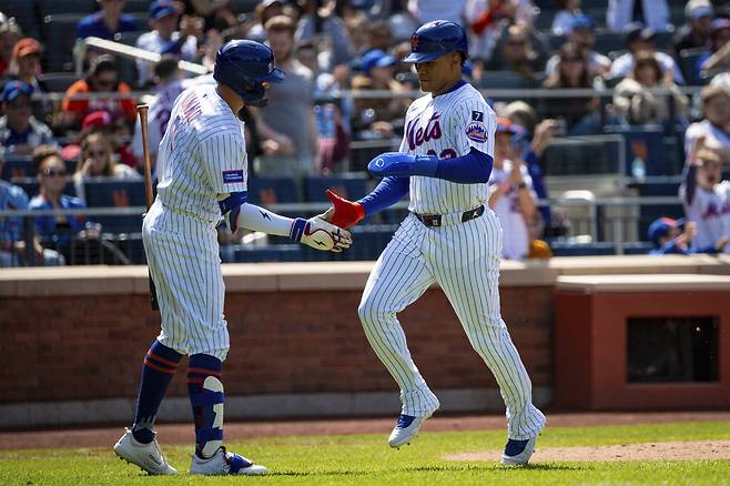 뉴욕 메츠 후안 소토(오른쪽)가 21일 세인트루이스전 5회말 프란시스코 린도어의 안타로 홈을 밟은 뒤 동료와 하이파이브하고 있다. AP연합뉴스