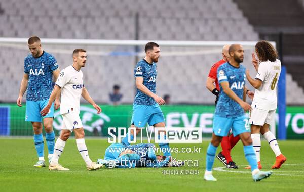 ▲ 2022 카타르 월드컵 본선을 앞두고 올림피크 마르세유와의 챔피언스리그에서 안와 골절 부상을 당했던 손흥민, 안면 보호 마스크를 착용하고 16강 진출을 이끌었다. 토트넘으로 복귀한 뒤에도 한동안 마스크를 쓰고 뛰었다.