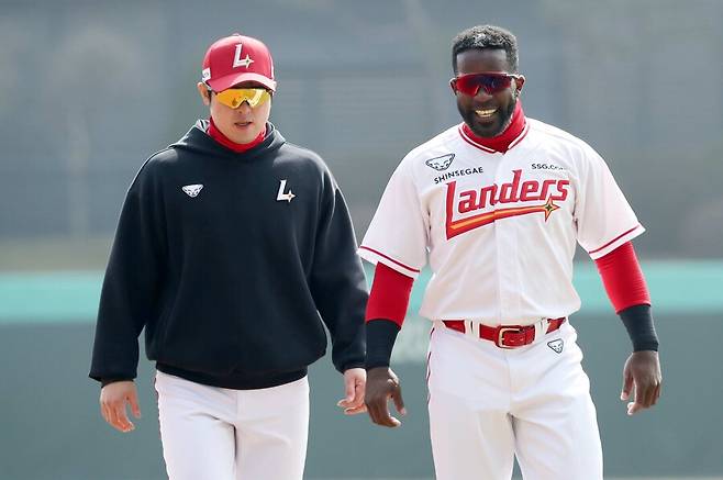 ▲ 각각 부상으로 전열에서 이탈해 있는 최정(왼쪽)과 기예르모 에레디아 ⓒ SSG랜더스