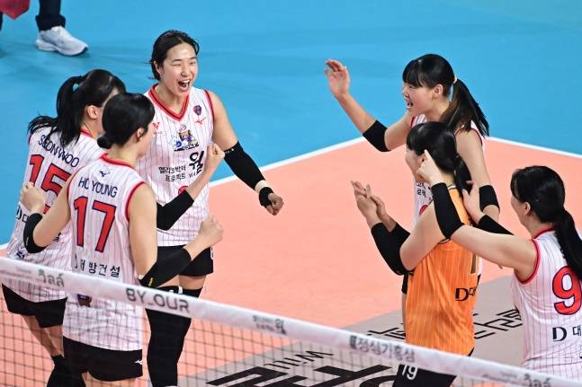 한국 올스타팀이 20일 경기 화성종합경기타운 실내체육관에서 열린 '2025 한국-태국 여자배구 올스타 슈퍼매치' 2차전에서 득점 후 기뻐하고 있다. /사진=한국배구연맹 제공